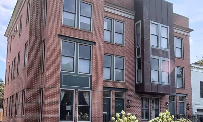 Capitol Hill Condo | Modern 2,000 sqft Capitol Hill luxury condo: fireplace, free parking and WiFi