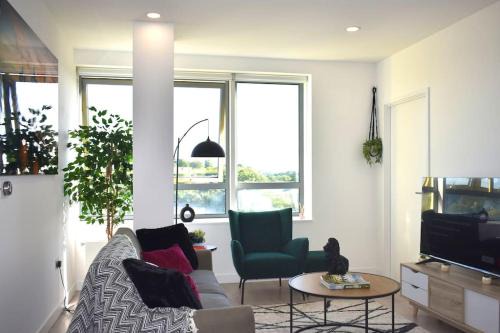 Bracknell Apartment | Modern 2-Bed Apartment Near Ascot & Legoland, Sleep upto 4 guests, Pet Friendly, Parking Available on Request!