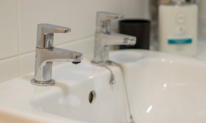 Paisley Apartment | Modern 2-Bed Flat | Near Airport | Free Parking