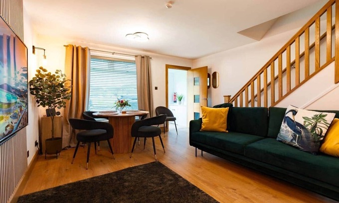 Newton Mearns House | Modern 2 bed home in Glasgow