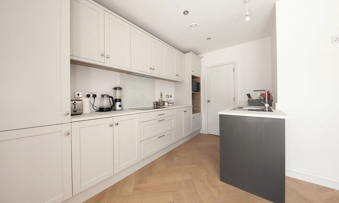 Ongar House | Modern 2 bed house in Hollystown with free parking