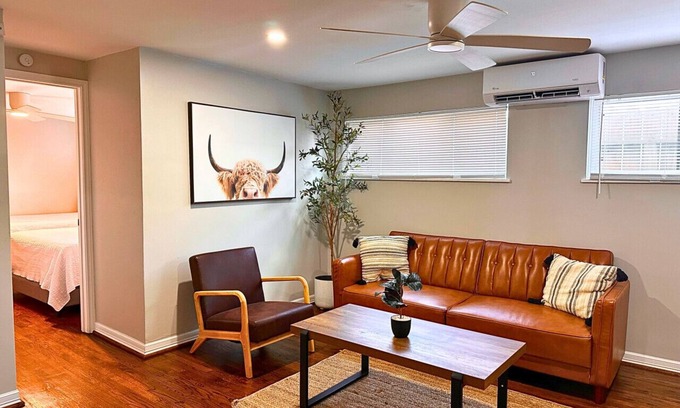 Neartown Apartment | Modern 2 Bed near Rice University