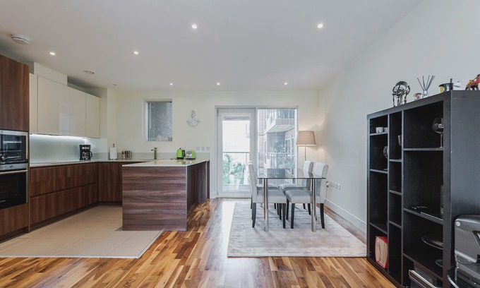 Wandsworth Apartment | Modern 2 Bedroom 2 Bathroom Riverside Apartment