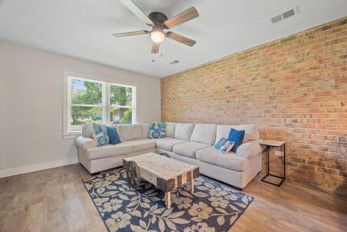 Portsmouth House | Modern 2 Bedroom Home with Fire Pit, Bikes