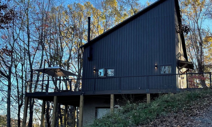 Lansing House | Modern 2-bedroom mountain house in brilliant Lansing