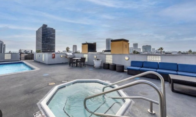 La Brea Apartment | Modern 2 BR near Grove & LACMA