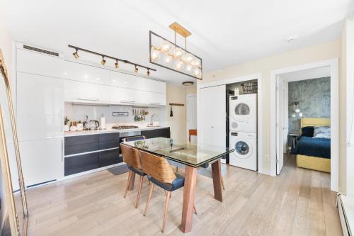 Crosstown Apartment | Modern 2BR Apartment with City Views near Rogers Arena