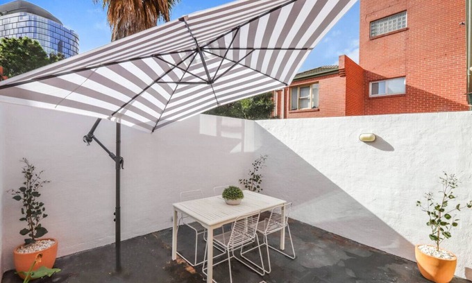 North Melbourne House | Modern 2BR City Home w/Backyard 2 Mins Walk to Queen Vic Market Free Tram Zone Fast WiFi Hotel-Grade Linen Full Kitchen Perfect for Families & Business Travel
