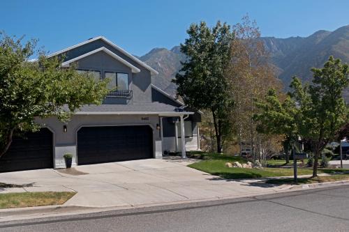 Sandy House | Modern 2br Escape Mountain View & Gully Access