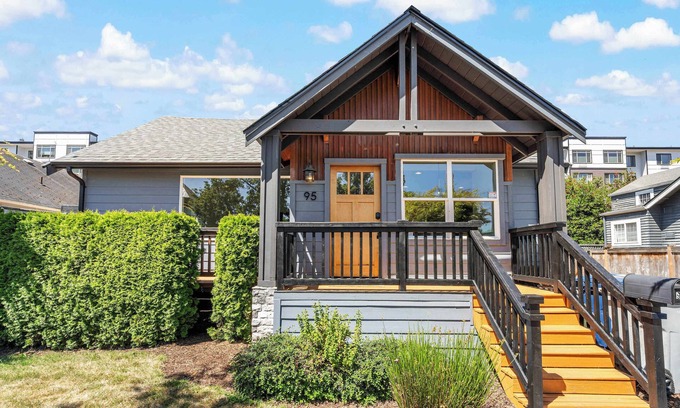 Renton House | Modern 2BR in DT Renton, 3 AC, WS 95, Shop&Parks