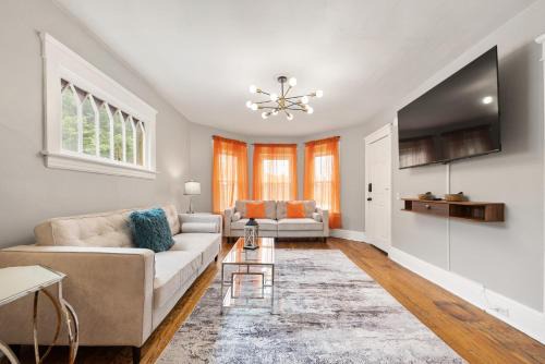 Southside Apartment | Modern 2BR Mins to Univ, Zoo, Destiny, Downtown