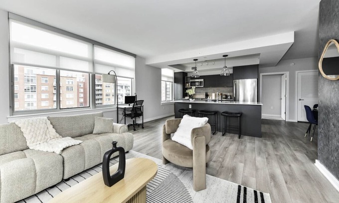 Crystal City Apartment | Modern 2BR Oasis with Scenic Rooftop & Gym 