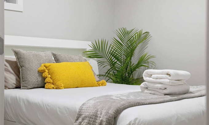 Evanston House | 🏡 Modern 2BR Private Suite Free Banff Pass Netflix New Build in Evanston!