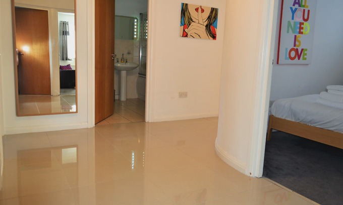 Belfast City Centre Apartment | MODERN 3 BED 2 Bathroom FAMILY APARTMENT CITY VIEWS 98 m2 FREE PARKING & WIFI