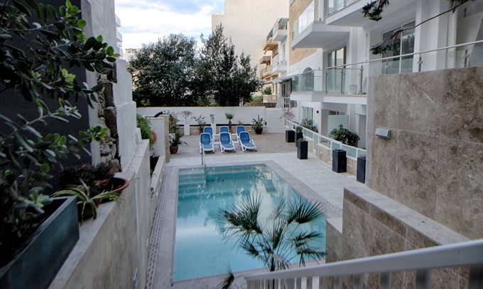 Mellieħa Heights Apartment | Modern 3-bedroom apartment in central Mellieħa 🌞. Sleeps 6, fully air-conditioned with Wi-Fi, Smart TV & lift access. Shops, restaurants & public transport just steps away 🌴.