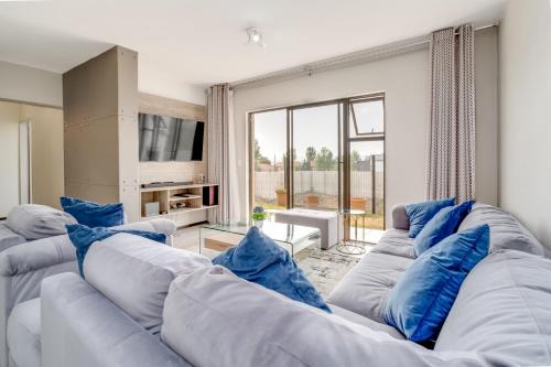 Greater Johannesburg Metropolitan Area Apartment | Modern 3-bedroom Apartment in Broadacres Sandton