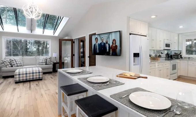 Grantham House | Modern 3-Bedroom Home, Eastman