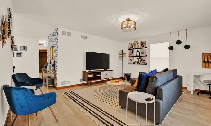 West Allis House | Modern 3 BR Minutes to WI Statefair, MKE Zoo, Brewers, & Hospital