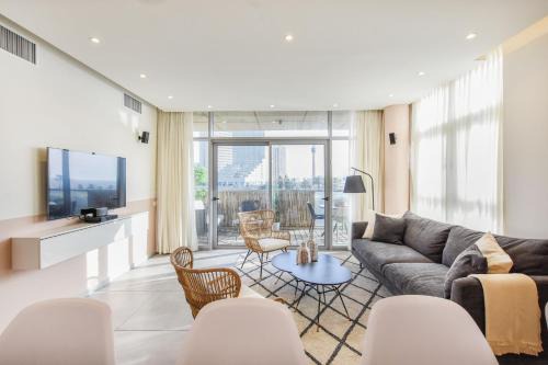 Kerem HaTeimanim Apartment | Modern 3-BR near Beach Club by HolyGuest