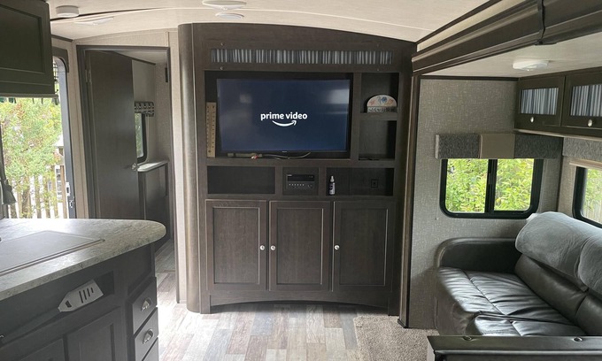 Wasaga Beach House | Modern 30' Trailer, 2 Baths, 2 Bedrooms, Riverside, 4 min Walk to Beach