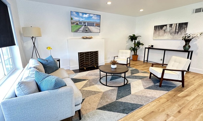 Willow Glen House | Modern 3bd/2ba w/Workspace, Pet Friendly, 2mi from S. Row, V. Fair & Pruneyard