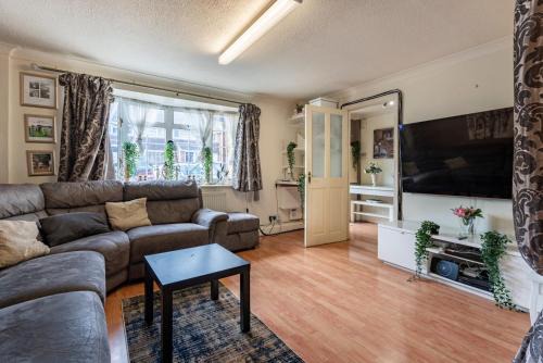 Langley Marish Apartment | Modern 3BD Stay near Elizabeth Line & Heathrow