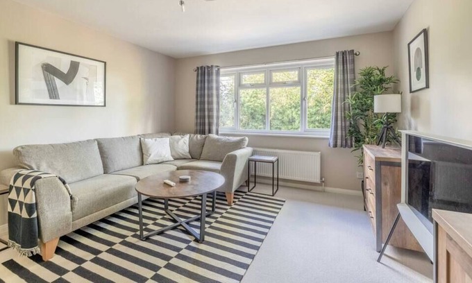 Swallowfield House | Modern 3Bed Moat house - Private Parking