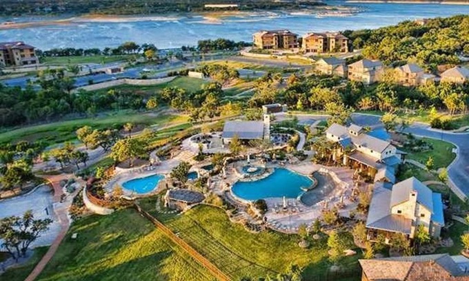 Jonestown Condo | Modern 3BR Lakeview Villa @ The Hollows Resort