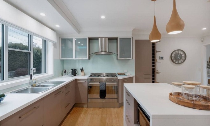 Waramanga House | Modern 3BR with beautiful gardens in Waramanga