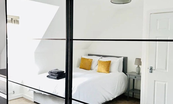 Dartford House | Modern 4-bed house with picturesque lakeside view