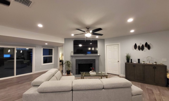 Tustin House | Modern 4 Bedroom Home - 15 mins from Disneyland