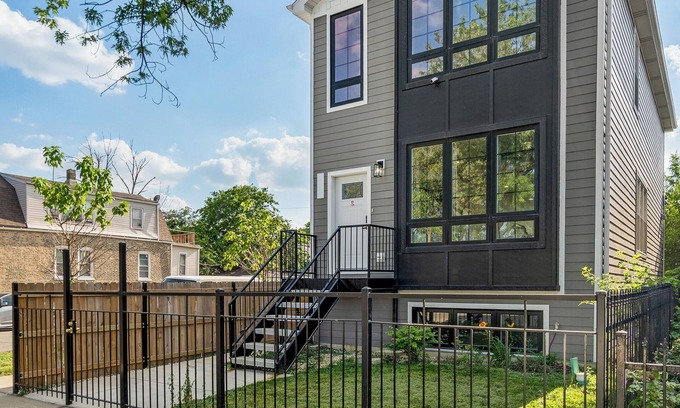 Chicago House | Modern 4-Bedroom Home – Newly Built - Sleeps 10!