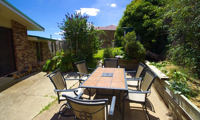 Lithgow House | Modern 4 bedroom home with Mountain views, contractors welcome.