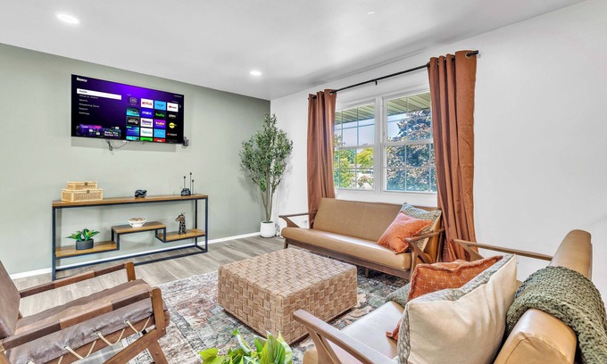 Forestview House | Modern 4BR Home Near Chicago Sleeps 10 Pets OK