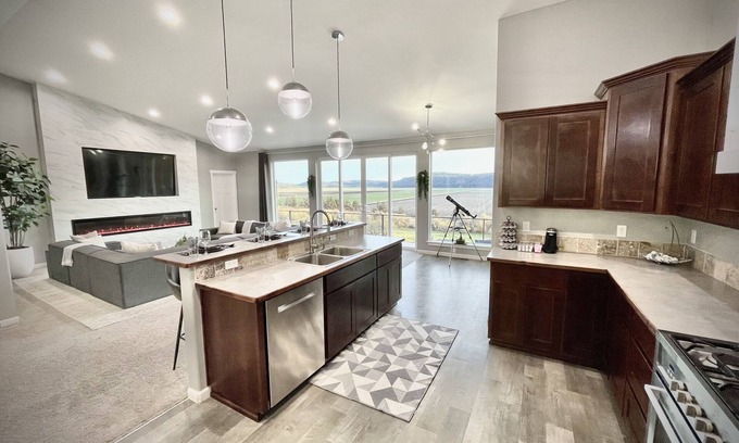 Klamath Falls House | ⭐️ Modern 4BR W/View - Crater Lake National Park - Running Y Resort ⛳️ House