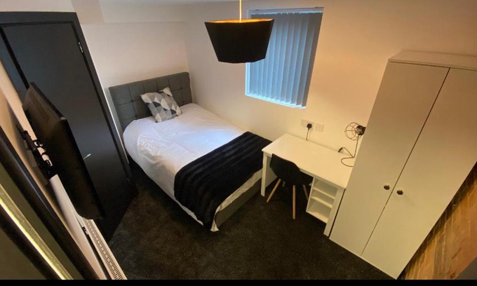 Coventry House | Modern 5 bedroom all en-suite house in Coventry