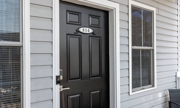 Carver House | Modern 5 Bedroom City Retreat + Walkable + Private Baths + Large Groups