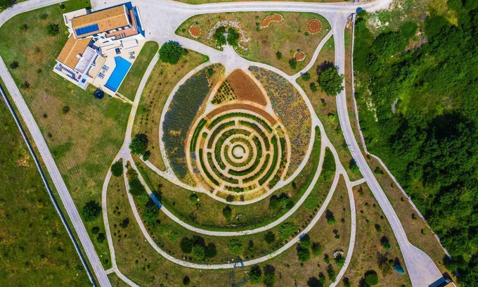 Divsici Villa | Modern 5-BR villa for 10+1 with heated pool and specious land