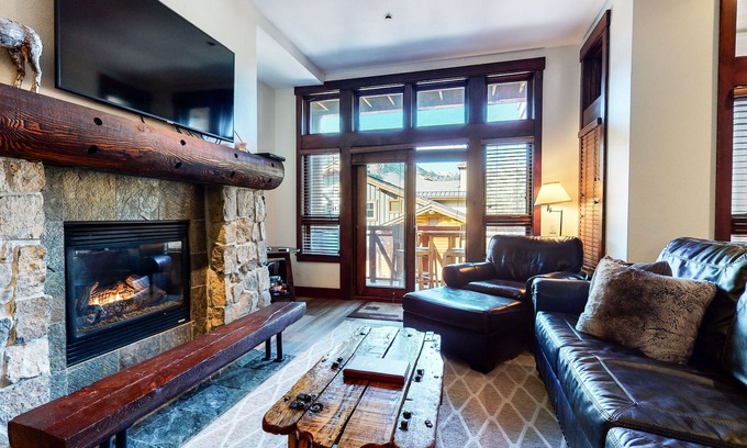 Mammoth Lakes Condo | Modern 5-Star Townhome. Private Hot Tub, Gas Grill & Garage. Serene Location