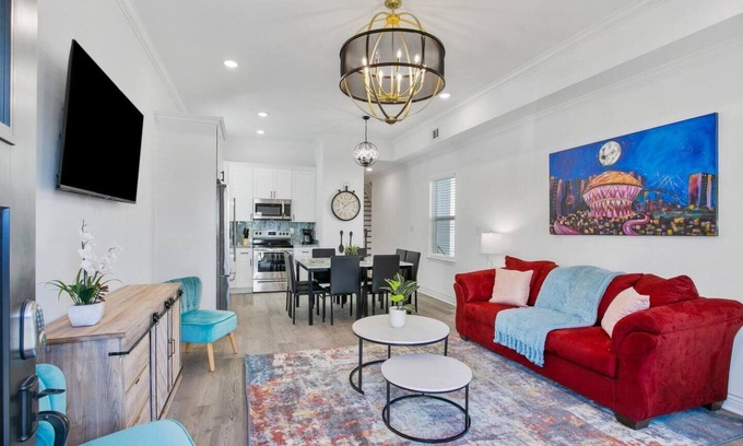 Tulane - Gravier House | Modern 5BR/5BA Escape | Near FQ & Private Parking