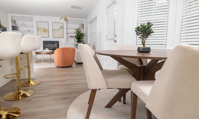 North San Antonio - SAT House | Modern 5BR Home Deck, Games & Family Retreat