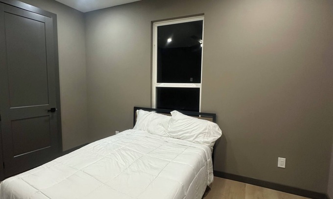 Cedar Crest House | Modern 6-Bedroom Stay Near Downtown Dallas, Zoo, Bishop Arts & Fair Park.