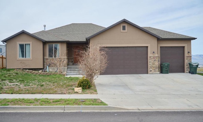 Tooele House | Modern 7 bedroom 4 bathroom home Tooele 16 Guests