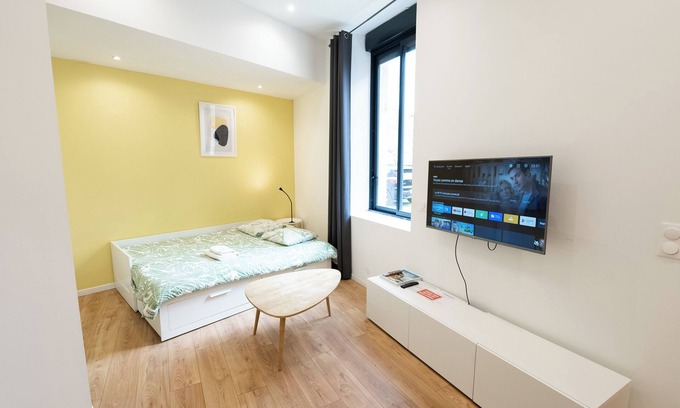 Chartrons Apartment | Modern AC Studio in the Heart of Chartrons