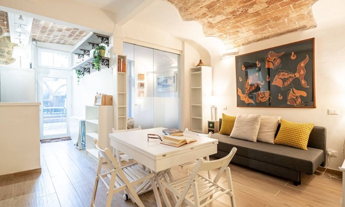 Santo Spirito Apartment | Modern and bright 45 sqm apartment with private patio, perfect for 4 people, located on the ground floor of a period building in good condition. The property is located in Oltrarno district, an extremely quiet and relaxing area, but at the same time very