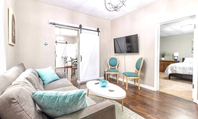 Hannibal House | Modern and comfy home five minutes from downtown