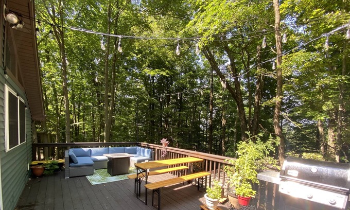 Lake Ariel Cabin | Modern and cozy- perfect for your Winter getaway!