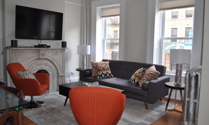 Williamsburg House | Modern and renovated, three-story townhouse in Williamsburg - prime location