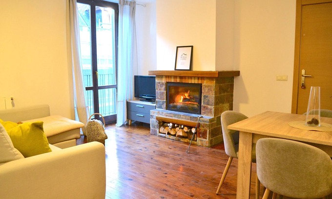 Esterri D'Aneu Apartment | Modern apartment with fireplace