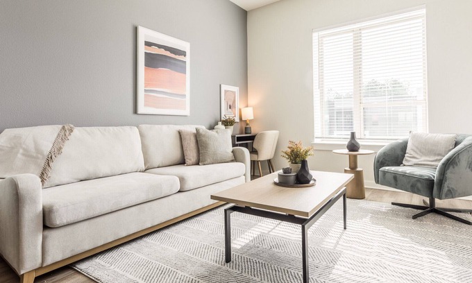 Southside Apartment | Modern Apartment in Prime Location (ID3827X51)